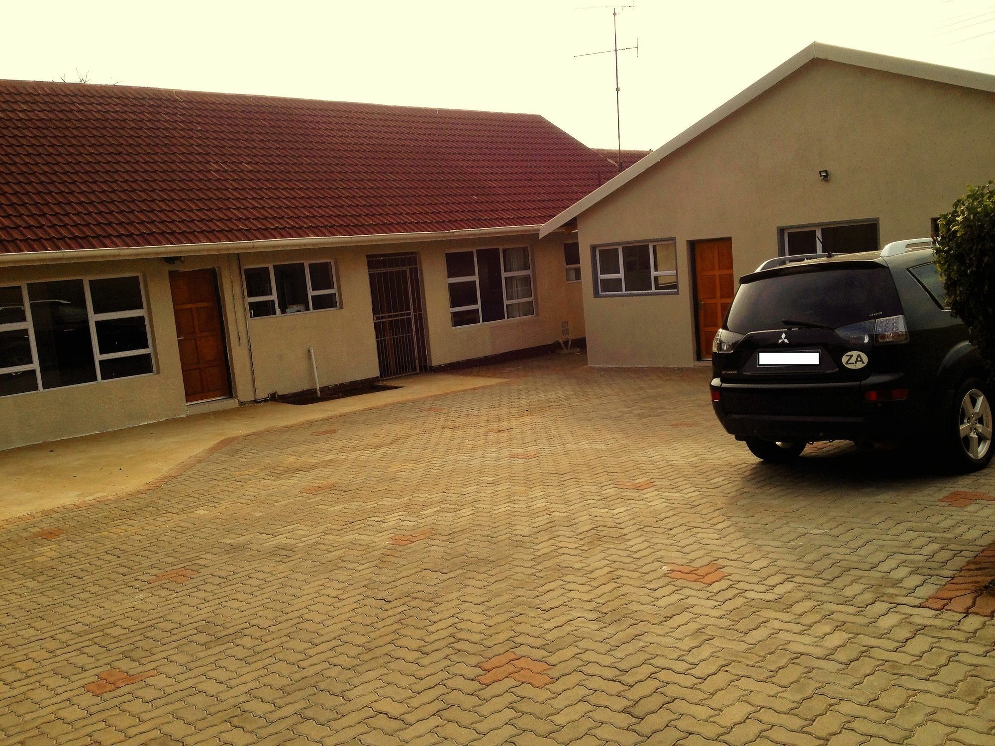 Afrikawisa At O.R. Tambo International Airport Bed & Breakfast Kempton Park Exterior photo